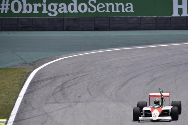 Bruno Senna pilota McLaren histórica de Ayrton e leva Interlagos ao delírio