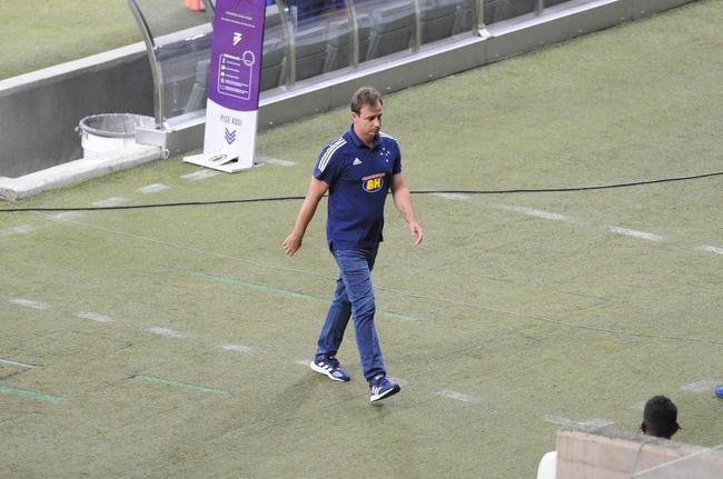 Felipe Conceio - 8 vitrias, 3 empates e 8 derrotas em 19 jogos (47,37%)