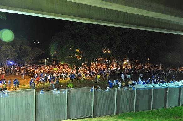 Tumulto gerado por briga entre membros de torcidas organizadas impediu festa do tricampeonato nacional