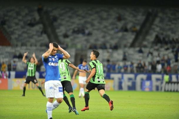 Depois de falha de Ded, americano Christian chutou da intermediria e marcou golao, no ngulo esquerdo de Fbo