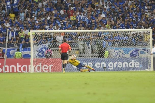 Lances do primeiro tempo de Cruzeiro e Boca Juniors, no Mineiro, pela Copa Libertadores