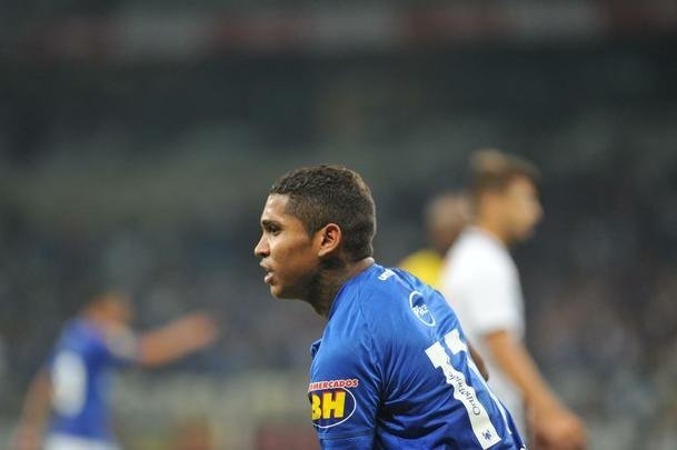 Raniel empatou para o Cruzeiro aos 15 do segundo tempo, com toque de cobertura: 1 a 1