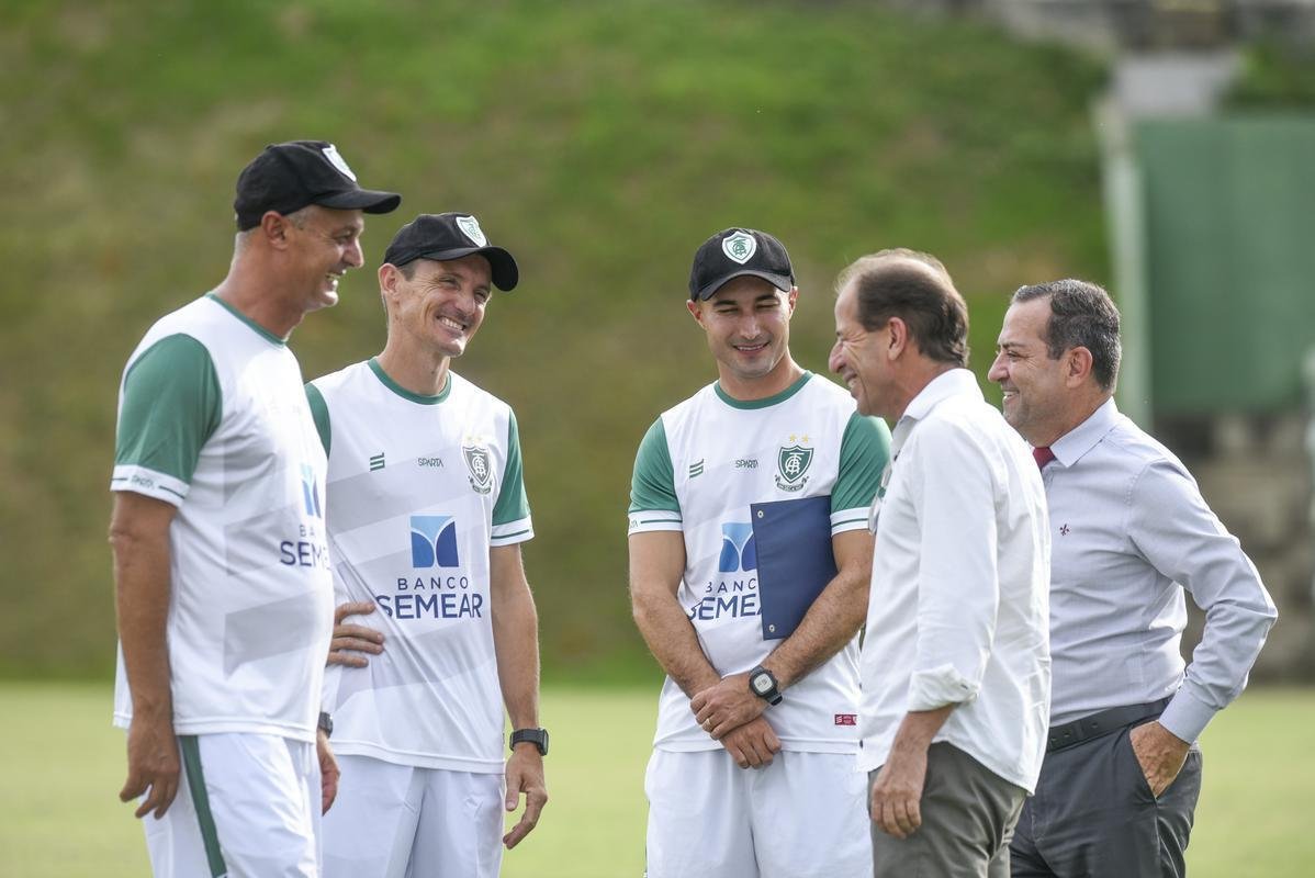 Lisca foi apresentado, conversou com jogadores e assistiu ao treino do América