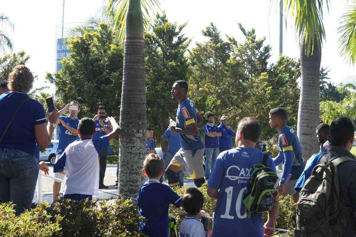 Jogadores do Cruzeiro foram muito assediados antes do treino do Cruzeiro, na Toca II