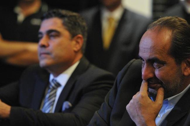 12 - Bastidores polticos agitados (abril a dezembro): Enquanto a bola no voltava a rolar, o noticirio atleticano esquentou em funo de uma 'guerra' nos bastidores. O presidente Srgio Sette Cmara rompeu com o ex-mandatrio alvinegro e atual prefeito de Belo Horizonte Alexandre Kalil (PSD), que o havia apoiado nas eleies de 2017. A rusga envolveu empresrios influentes no clube, demisses de funcionrios e crticas  gesto da PBH por conta da demora para aprovar as obras da Arena MRV. Era uma prvia do que viria politicamente em 2020, ano em que o Conselho Deliberativo se reuniria para eleger um novo presidente.