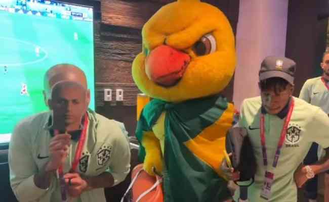 Festa dos jogadores do Brasil no hotel tem mscaras e Dana do Pombo