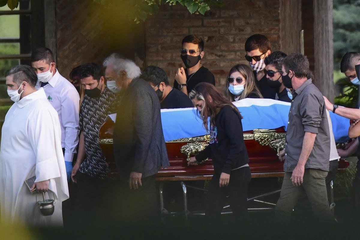 Sepultamento de Diego Armando Maradona no Cemitrio Jardn Bella Vista, na Provncia de Buenos Aires. Cerimnia recebeu apenas amigos muito prximos e familiares