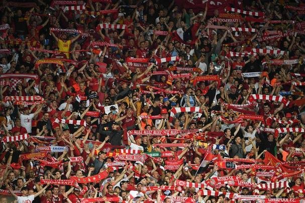 Torcidas de Real Madrid e Liverpool encheram o estádio Olímpico, de Kiev, na final da Champions
