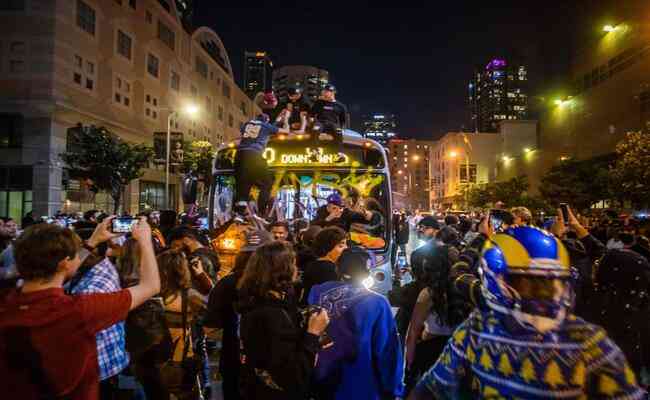 Torcedores do Rams comemoram a conquista nas ruas de Los Angeles