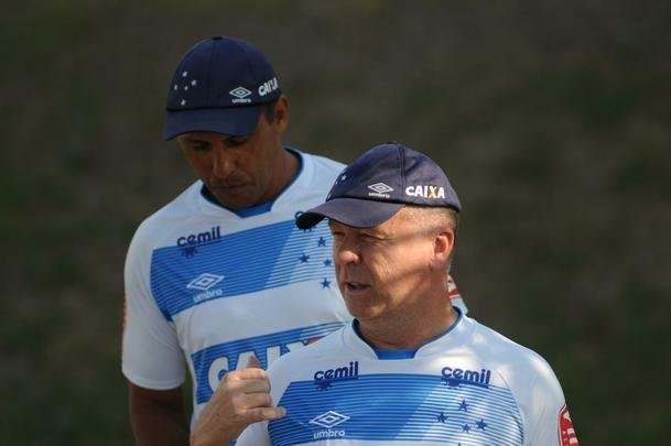 Jogadores do Cruzeiro se reapresentaram nesta sexta-feira, na Toca da Raposa II, aps a conquista do pentacampeonato da Copa do Brasil. Mano j disse que Robinho e Raniel esto vetados para enfrentar o Corinthians no domingo, s 16h, no Mineiro, pelo Brasileiro. Os provveis substitutos sero Rafinha e Rafael Sobis.