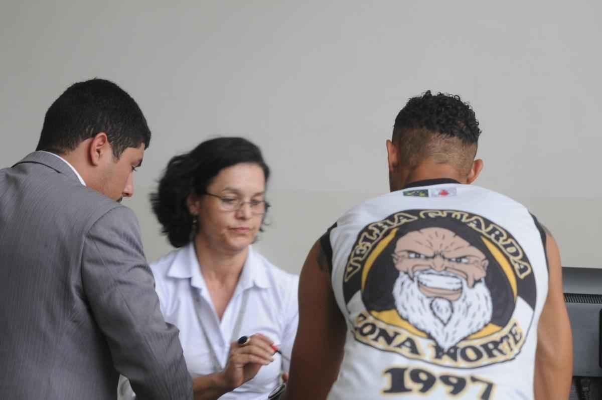 Vestido com camiseta da Galoucura Zona Norte, goleiro esteve nesta quinta-feira no Frum de Santa Luzia, na Regio Metropolitana de Belo Horizonte, para apresentar as garantias de sua liberdade