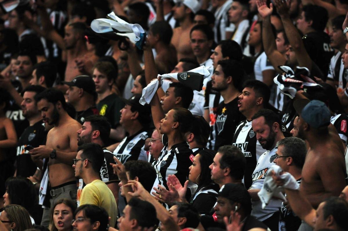 10) Unir time e torcida: ' bom at vaiar, mas tem que estar no campo. Porque a torcida no campo faz o time correr, no tem jeito. Voc se sente prestigiado, voc vai atrs do resultado'. A declarao de Levir Culpi d indcios do que pode voltar a ser a relao entre torcida e time. Mesmo com arquibancadas costumeiramente cheias neste Brasileiro, o Atltico no conseguiu embalar. Com o comandante, a expectativa  que a sintonia de 2014 retorne.