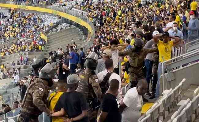 Torcedores do Atlético foram detidos por provocarem briga com cruzeirenses em jogo do Brasil no Mineirão