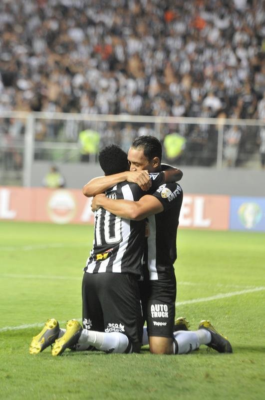 No primeiro tempo, Atltico abriu 3 a 1 no placar, com gols de Luan e Ricardo Oliveira (2)