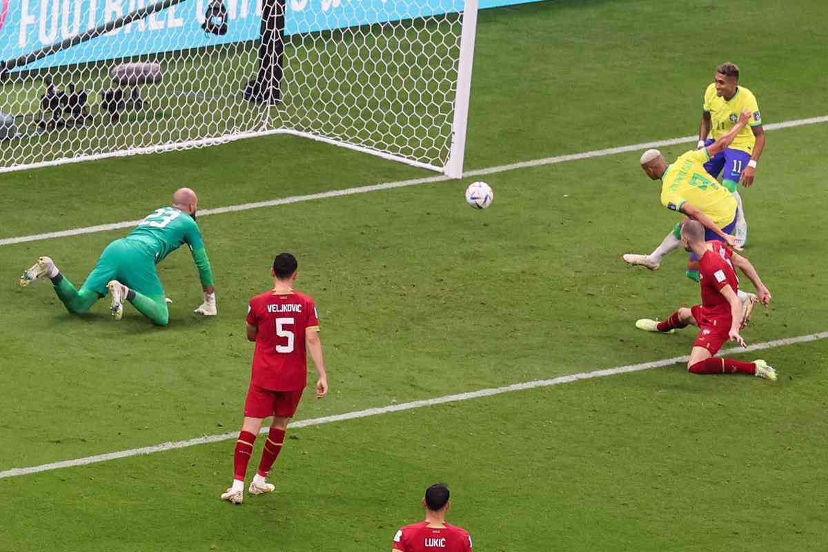 Richarlison marcou dois gols sobre a Srvia na estreia do Brasil na Copa do Catar