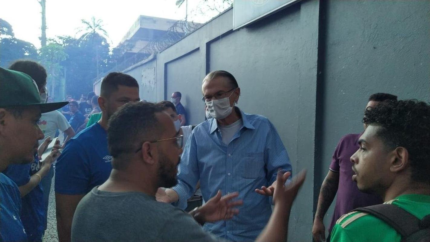 Torcida do Cruzeiro foi em peso ao Parque Esportivo do Barro Preto para fazer press�o pela aprova��o da venda da SAF a Ronaldo