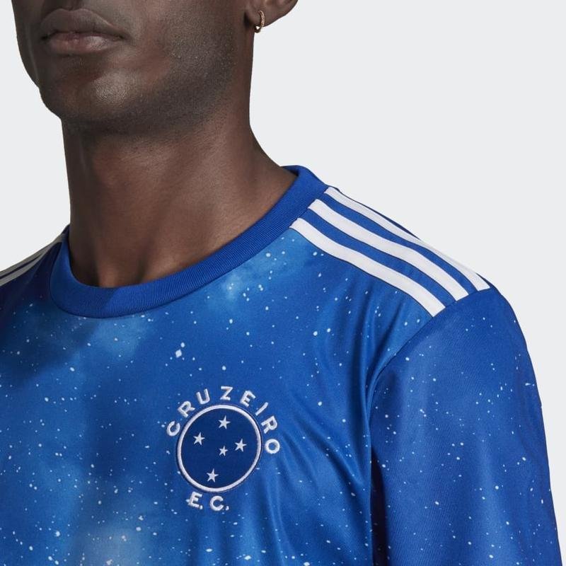 Com mudana no escudo, Cruzeiro lana a nova camisa para a temporada de 2022 