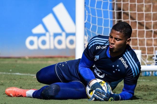 Fotos do treino do Cruzeiro neste domingo, na Toca da Raposa II. As novidades foram as presenas do atacante Rafa Silva, recuperado de incmodo no p direito, e dos recm-contratados Luis Felipe (zagueiro, ex-PSV da Holanda) e Bruno Rodrigues (atacante, ex-Famalico de Portugal)