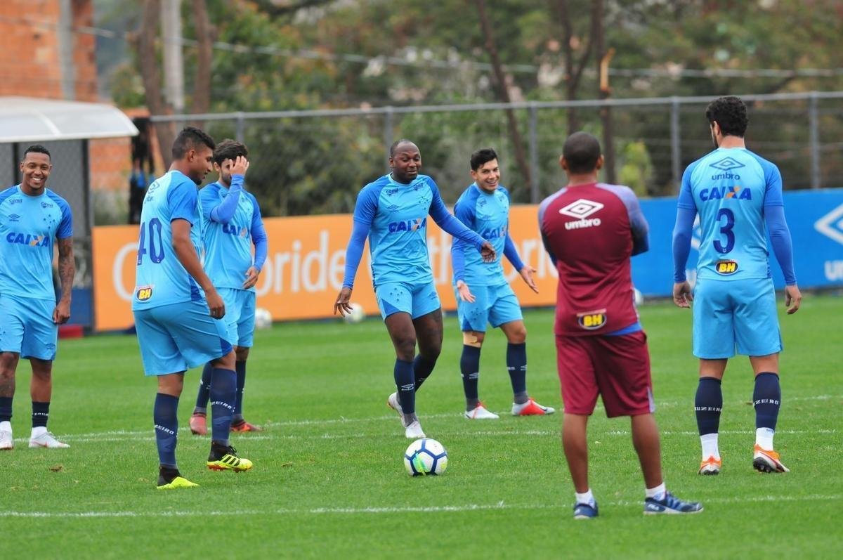 Cruzeiro iniciou preparao para clssico contra o Atltico com reservas em campo na Toca da Raposa II