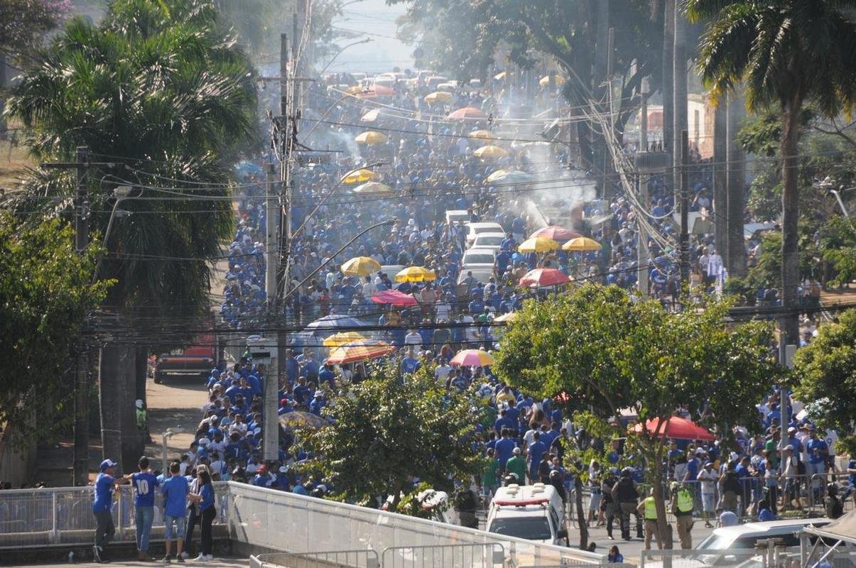 Chegada da torcida do Cruzeiro ao Mineiro para o jogo contra a Ponte Preta pela 13 rodada da Srie B do Campeonato Brasileiro. Estdio voltou a receber grande pblico