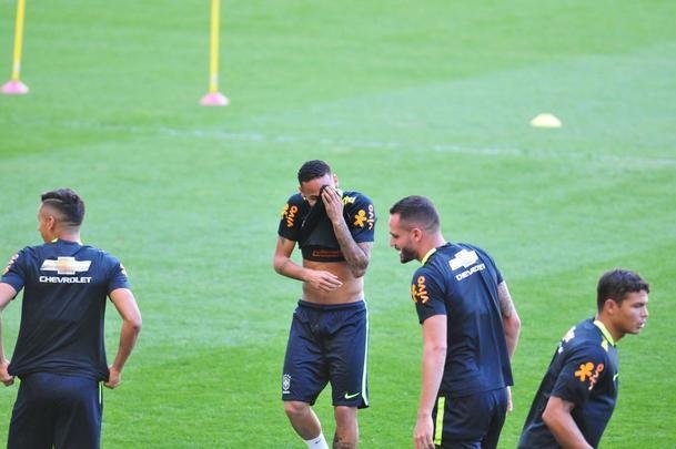 Seleo Brasileira fez, nesta tera  tarde, o seu primeiro treino no Mineiro, em Belo Horizonte, onde enfrentar a Argentina, na quinta, pelas Eliminatrias da Copa. O craque Neymar, do Barcelona, juntou-se ao grupo e trabalhou normalmente no gramado.