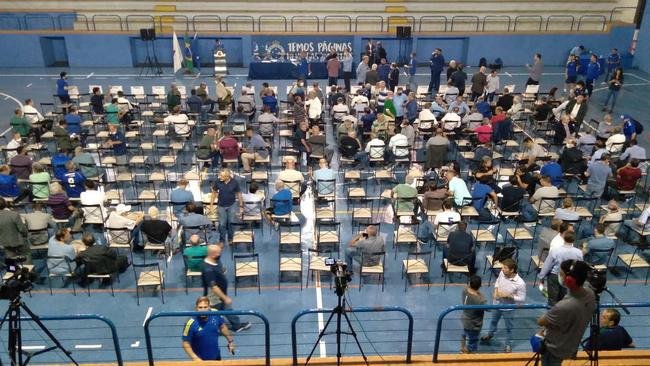 Fotos da Reunio Extraordinria para votao da venda da SAF a Ronaldo. Fenmeno compareceu ao Parque Esportivo do Barro Preto e foi muito assediado por conselheiros do clube