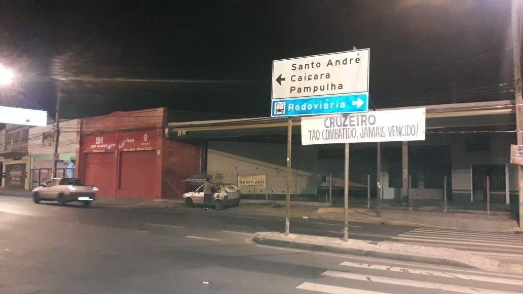 Faixas de apoio ao Cruzeiro so estendidas em Belo Horizonte antes da partida contra o FLuminense
