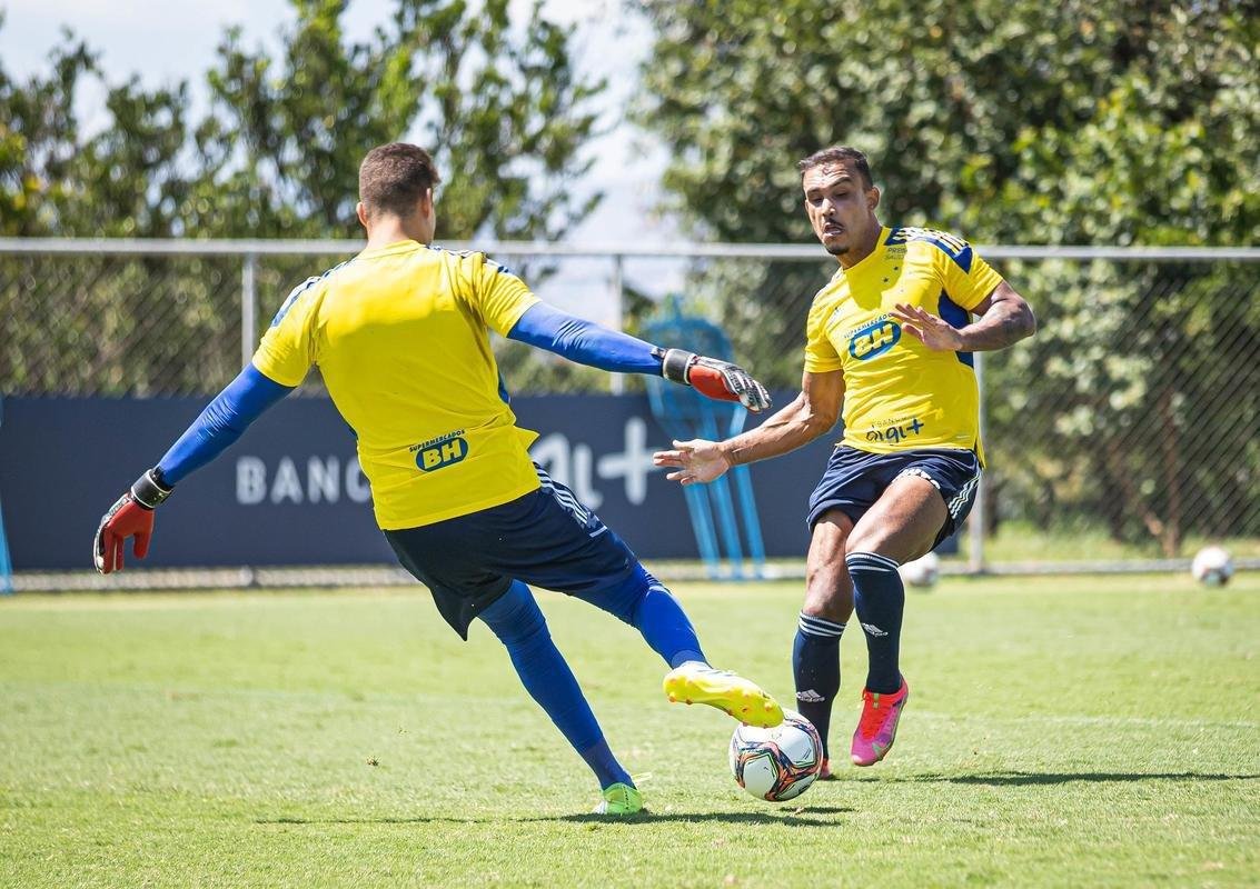 Cruzeiro estreou camisa de treino amarela durante atividade neste domingo (28/03)