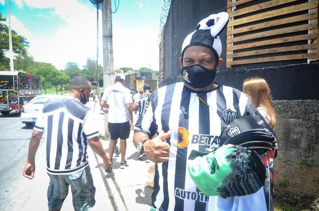 Craque do ttulo brasileiro, Hulk se tornou dolo da torcida do Atltico e iniciou uma verdadeira 'Hulkmania' em BH. Camisas, mscaras e bonecos do heri se tornaram itens requisitados entre os ambulantes da capital