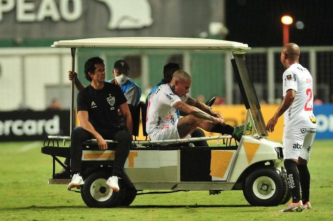 Momento em que Vargas, do Atltico, deixou o clssico com o Amrica, pela Libertadores, com contuso muscular