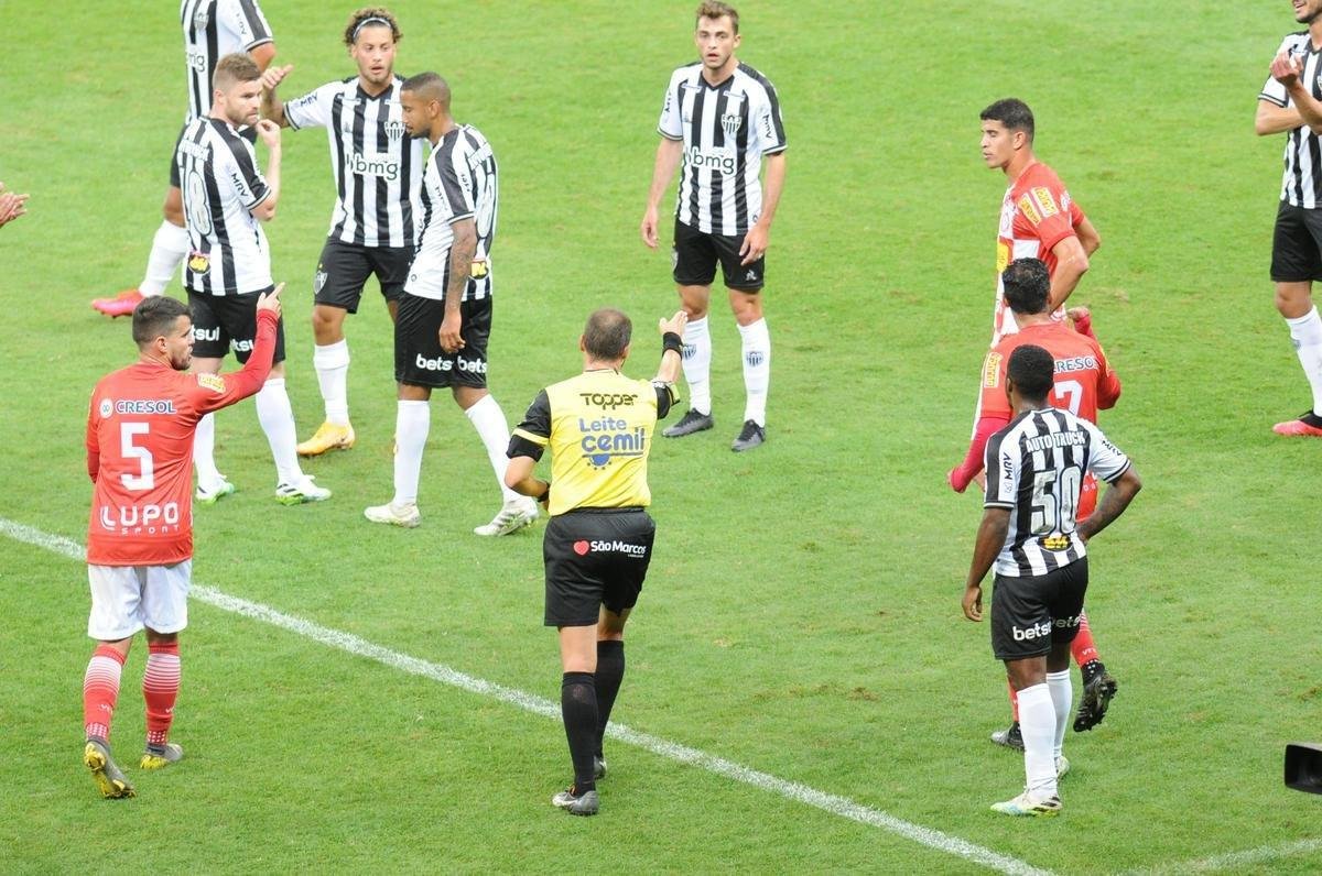 No segundo tempo, o Tombense saiu na frente, com gol de pnalti de Rubens. Logo depois, Sasha empatou para o Galo, aps falha pontual do goleiro Felipe. 