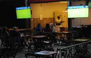 Torcedores do Cruzeiro acompanham jogo em bares de BH