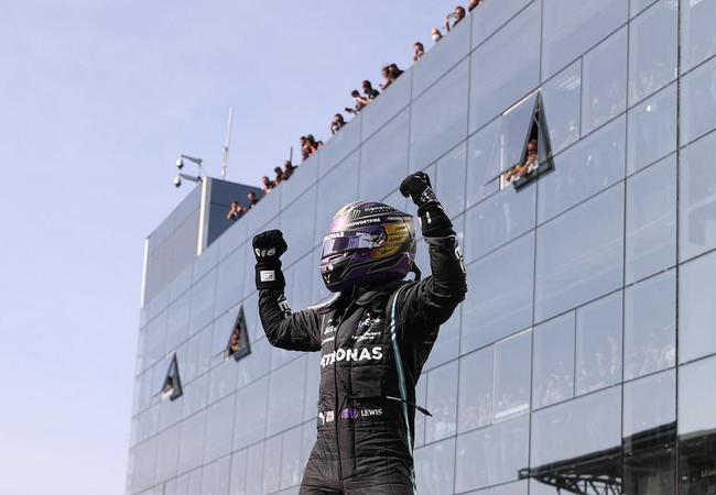 Lewis Hamilton vence GP de São Paulo de Fórmula 1 e repete gesto de Ayrton Senna ao carregar bandeira do Brasil na pista e no pódio