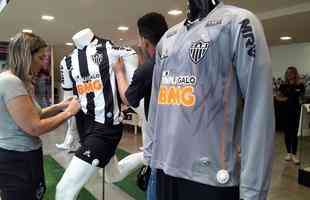 Imagens da nova camisa do Atltico na loja do clube, em Lourdes