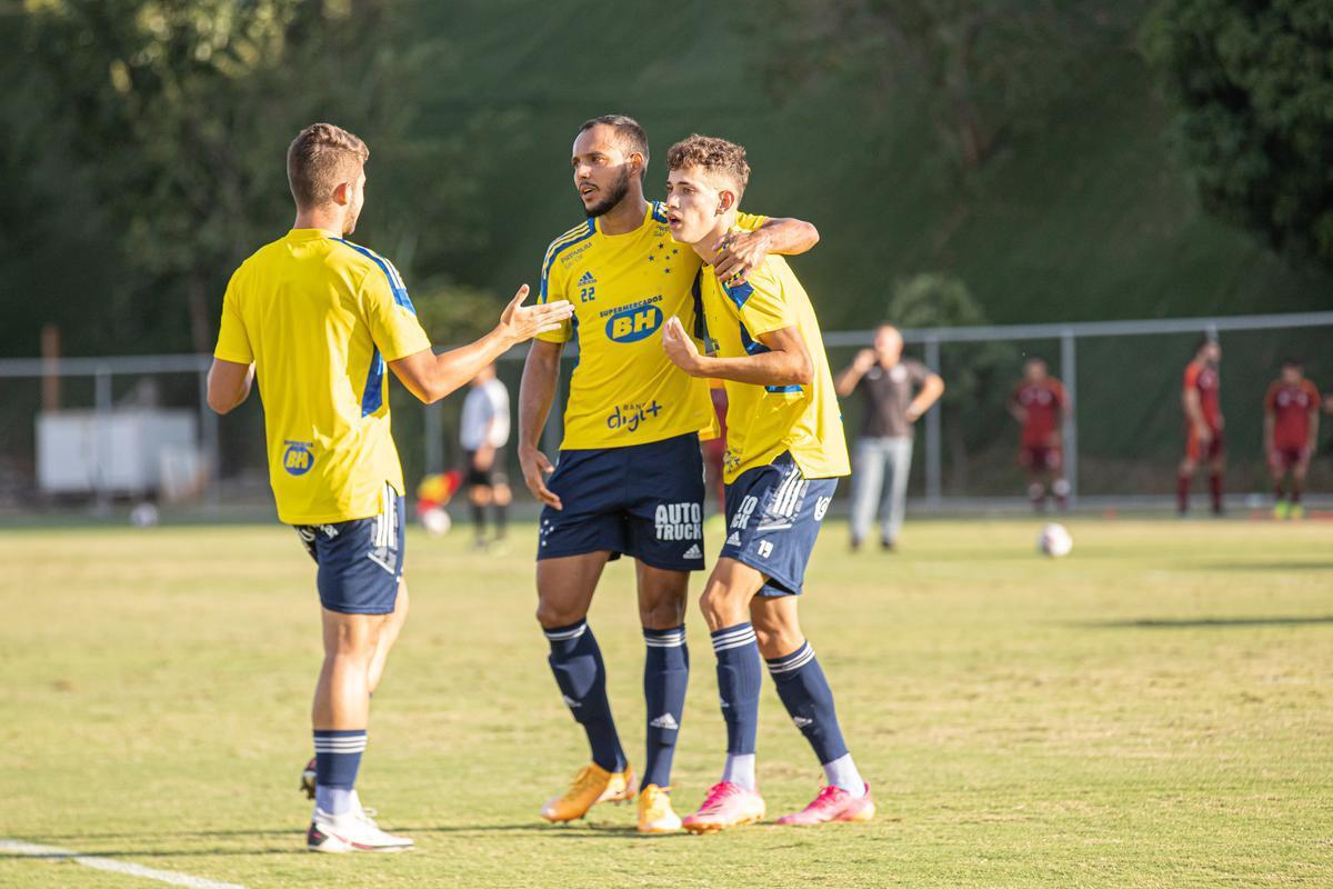 Fotos do jogo-treino entre Cruzeiro e Boa Esporte, disputado na Toca da Raposa II, em Belo Horizonte. Time celeste venceu por 2 a 0, com gols de Stnio