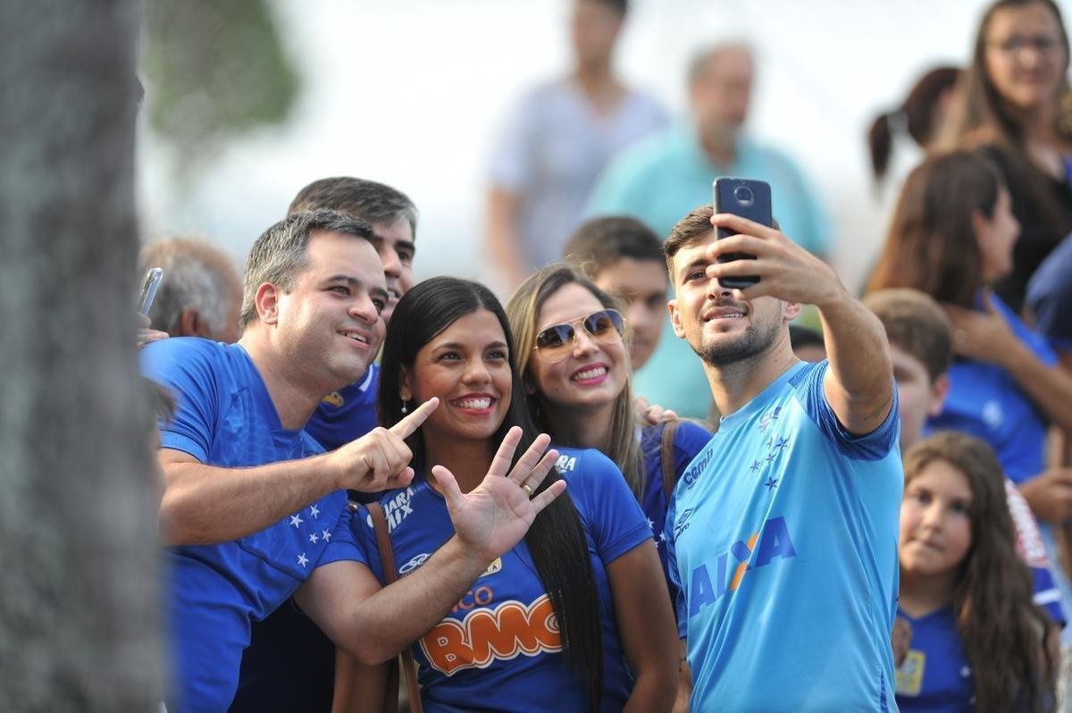 Meia uruguaio De Arrascaeta treinou e est nos planos de Mano para jogo contra o Palmeiras