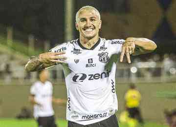 Com dois gols, o meio-campista Vina foi o grande nome do Ceará no jogo; Gavião-Carcará pagou caro pelas chances desperdiçadas no segundo tempo