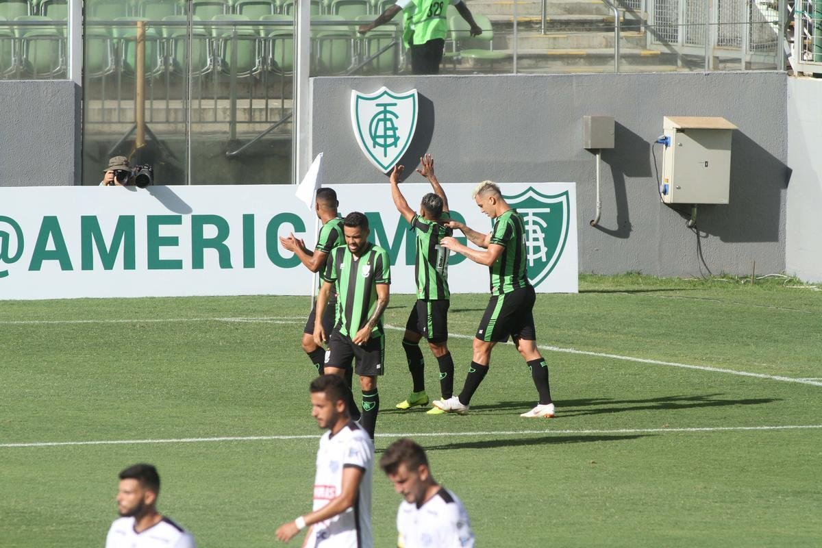 Lances da partida entre Amrica e Tupi. Coelho venceu no Independncia por 5 a 0