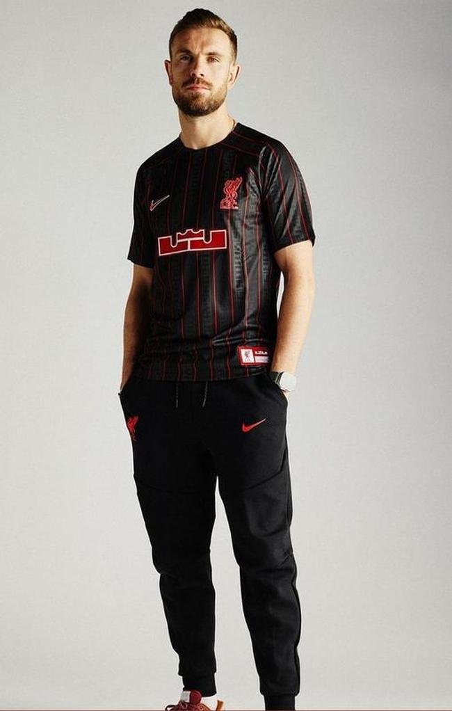 A gola  V e acompanha o design do manto, com detalhes vermelhos na nuca