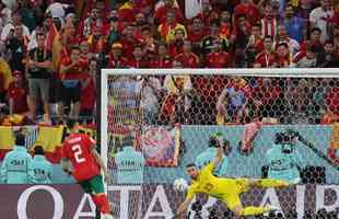 Goleiro Unai Simn caiu para o canto direito, e Hakimi cavou no meio do gol para levar Marrocos s quartas