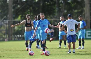 Cruzeiro se reapresentou aps estreia na Copa Libertadores e iniciou sua preparao para o clssico de domingo, s 11h, no Independncia, contra o Atltico, pela nona rodada do Mineiro. As novidades foram as presenas do atacante Sass e do zagueiro Cac, da base. Fred foi vetado devido a um estiramento na panturrilha direita. 