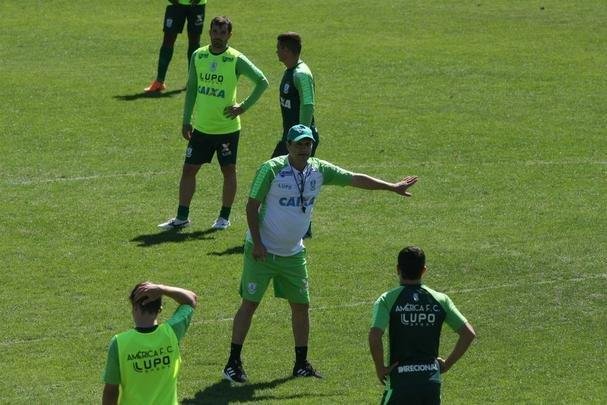 Adilson comandou o primeiro treino no Amrica nesta quarta-feira