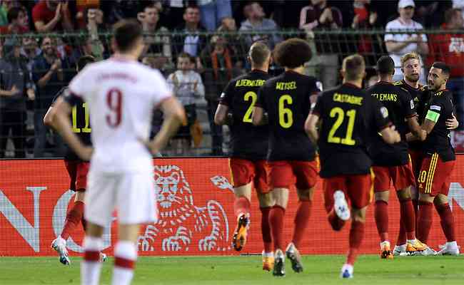 Lewandowski (9) observa comemoração dos belgas com gol de De Bruyne