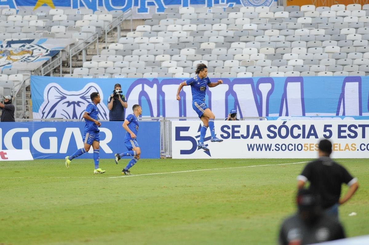 Fotos da vitria do Cruzeiro sobre o Athletic de So Joo del-Rei, por 1 a 0, no Mineiro, pela quarta rodada do Campeonato Mineiro de 2021. Marcelo Moreno, de pnalti, marcou o gol do triunfo celeste no Gigante da Pampulha