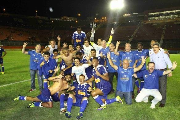 Festa dos jogadores do Cruzeiro no Barrado com a conquista do tricampeonato brasileiro