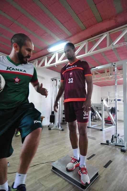 Torcedores do Boa Esporte foram na tarde desta tera-feira ao Estdio Municipal Rubro Negro para tirar selfies com o goleiro Bruno. Jogador realizou teste fsicos no local