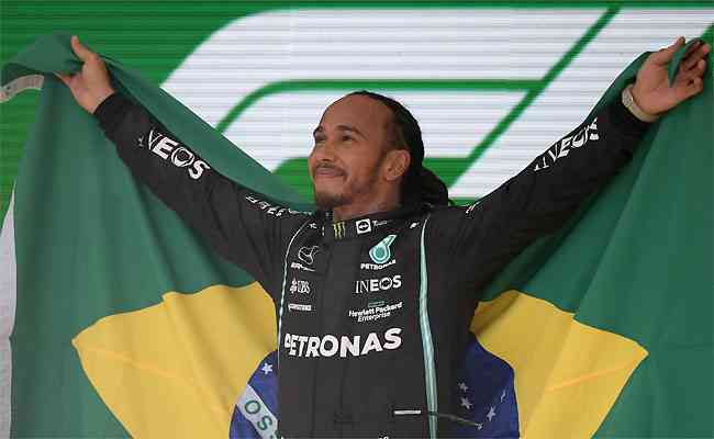 Após recuperação fantástica, Hamilton comemorou com bandeira do Brasil e homenageou o ídolo Senna