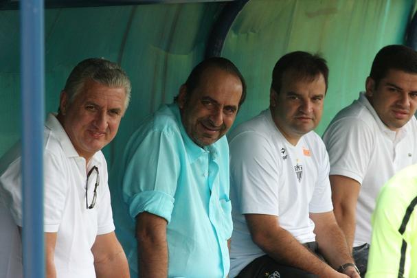 26/07/2011. O diretor de futebol do Atlético, Eduardo Maluf, presidente do clube, Alexandre Kalil e o assessor de imprensa, Domenico. durante treino no Estádio Ipatingão. À direita, Castellar Guimarães Neto, hoje presidente da FMF
