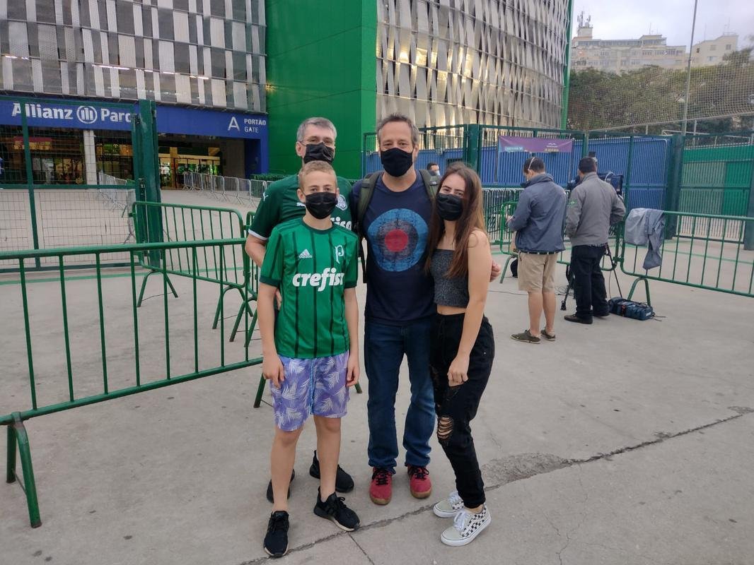 Mesmo com o Allianz Parque fechado para o pblico, o entorno do estdio do Palmeiras reuniu muitos torcedores que vo acompanhar a semifinal contra o Atltico em bares e restaurantes (Tlio Kaizer/EM/D. A Press)