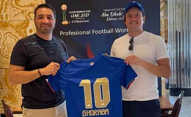 Srgio Santos Rodrigues entregou uma camisa do Cruzeiro ao vice-presidente do Enppi Club, do Egito
